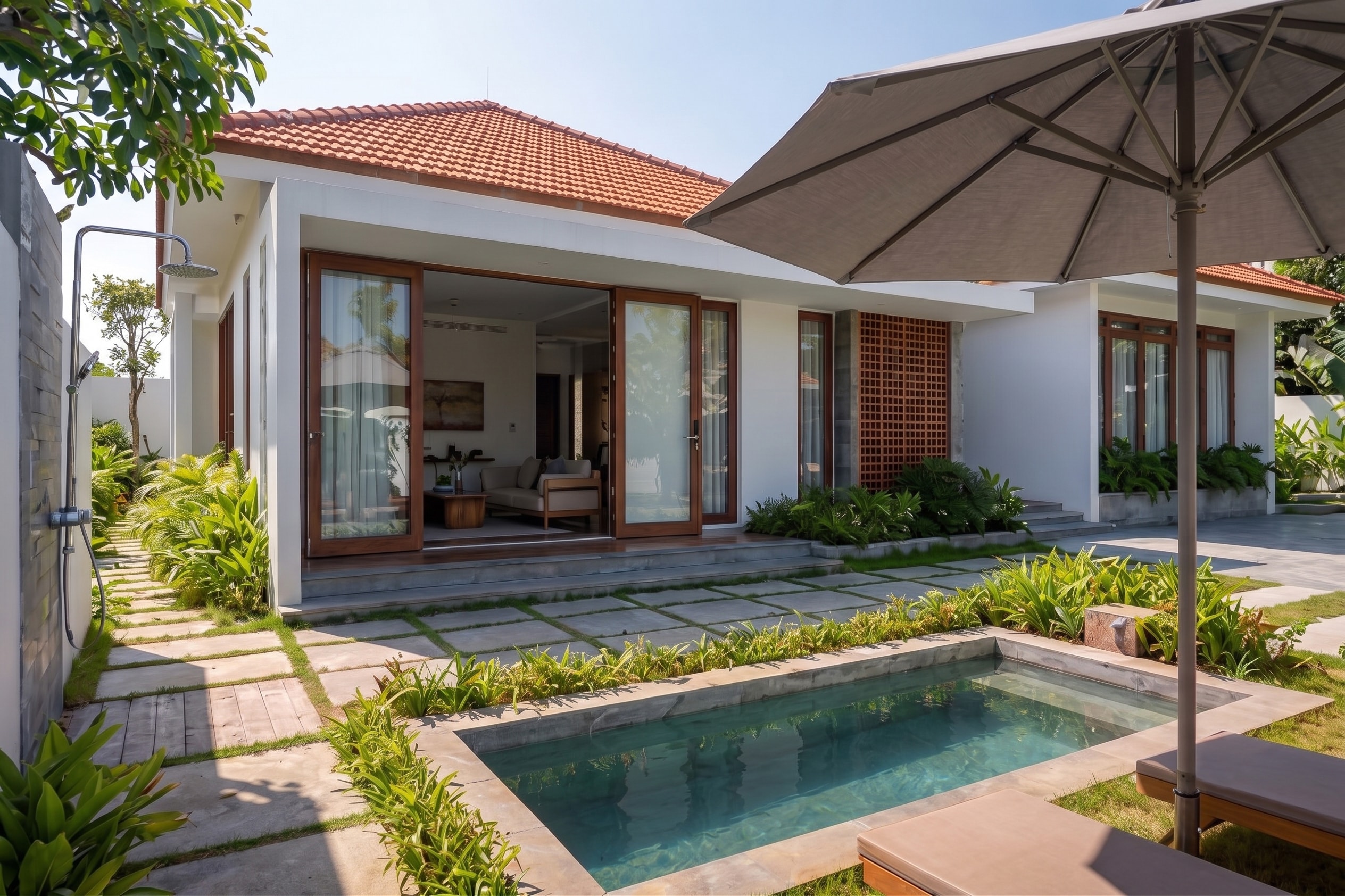 Bể bơi ngoài trời và không gian phòng khách mở cửa gỗ ra sân của AJ House