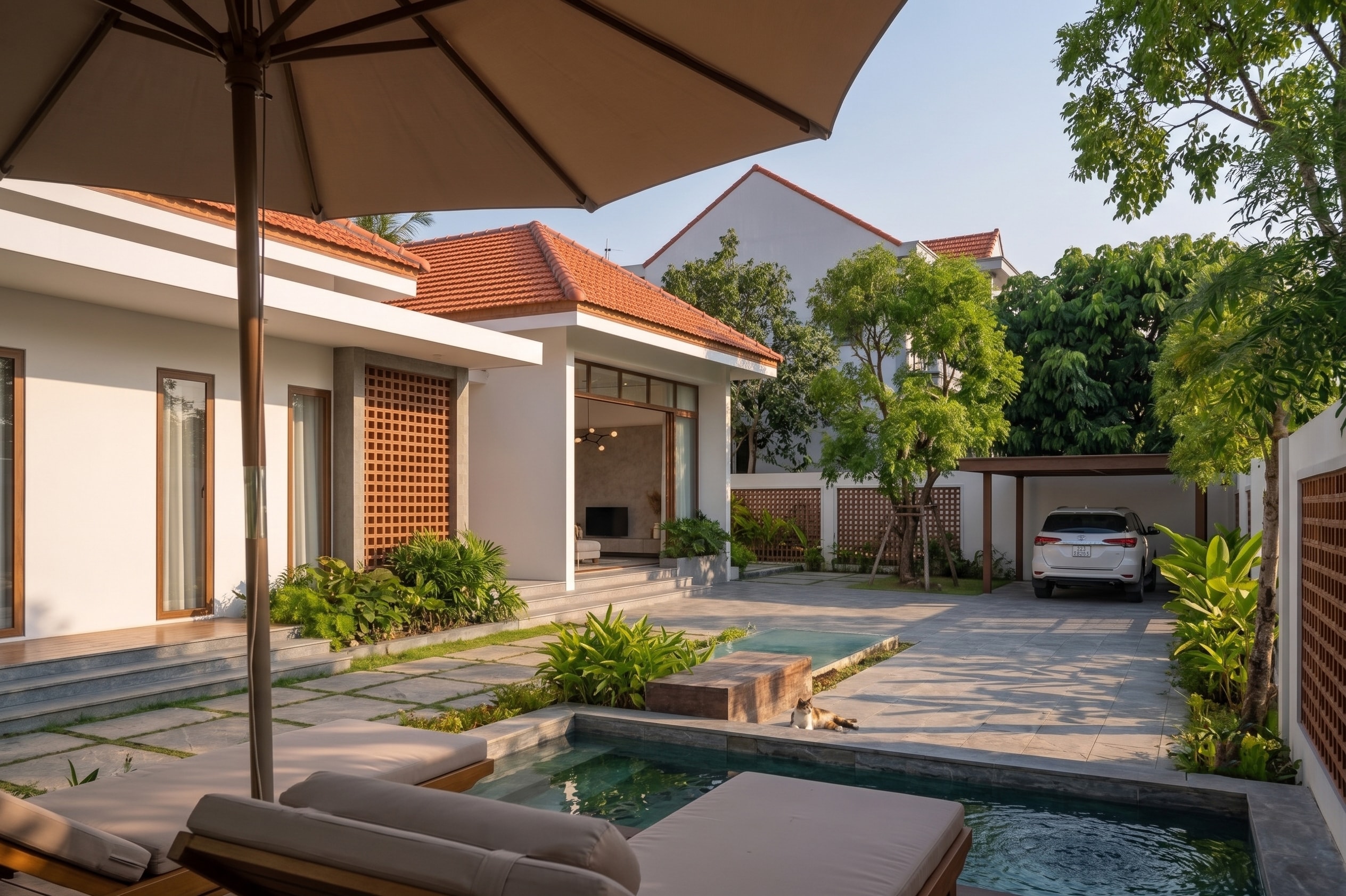 Khu vực bể bơi, sân đậu xe và mái che gỗ của AJ House
