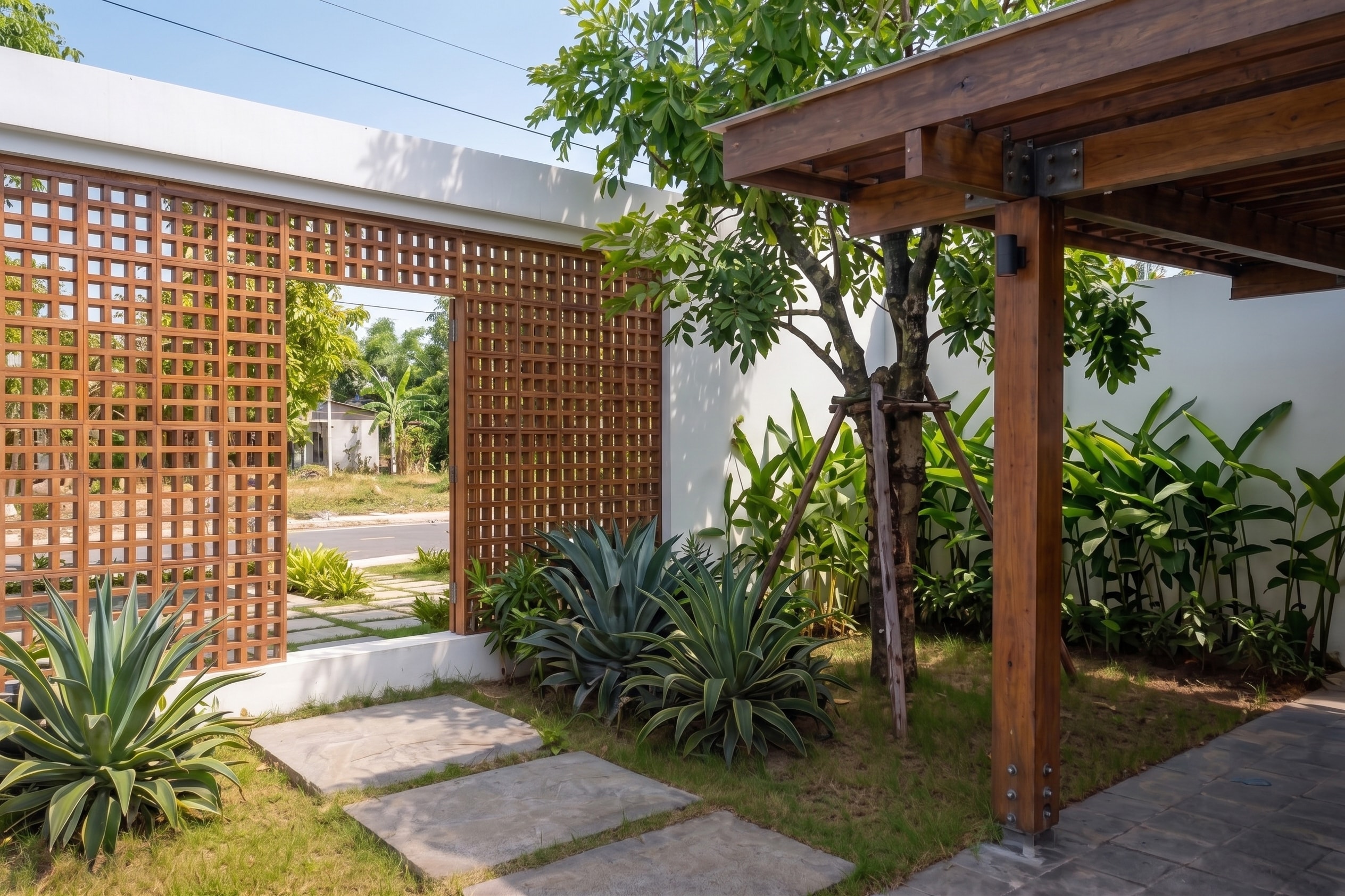 Lối vào sân vườn với cổng lam gỗ và cây xương rồng agave của AJ House
