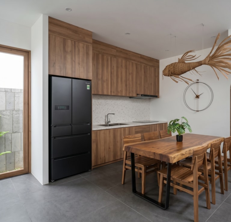 Khu bếp và bàn ăn gỗ tự nhiên của AJ House với tủ bếp gỗ và điểm nhấn trang trí cá gỗ