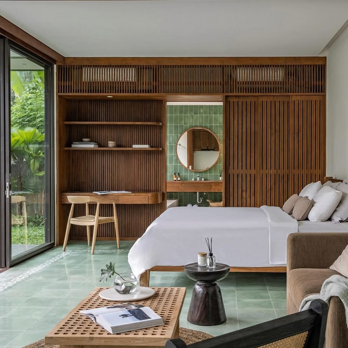 Phòng ngủ AJ House với vách gỗ nan, gạch bông men xanh và góc trang điểm