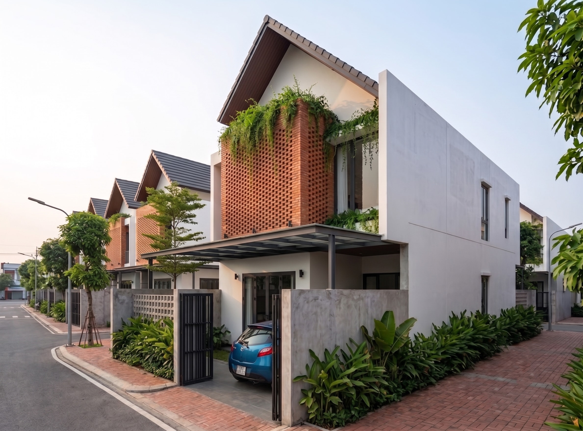 Góc hông Jond House với khối tường bê tông trắng và tường gạch nung