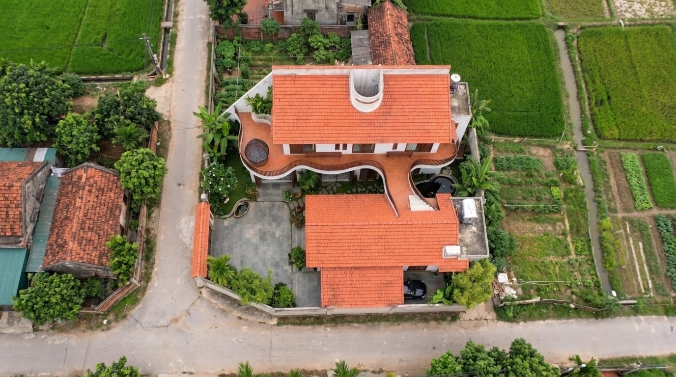 Góc nhìn từ trên cao ban công cong lượn và sân đậu xe của T House